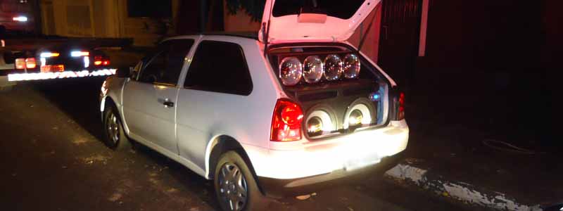 Veículo com som alto passa ao lado da PM e é apreendido por perturbação de sossego