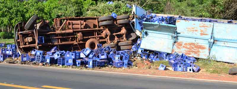 Paraguaçuense fica ferido em grave acidente que envolveu carreta e caminhão