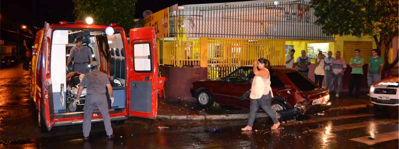 Motorista idoso visivelmente embriagado colide contra veículo e deixa um ferido