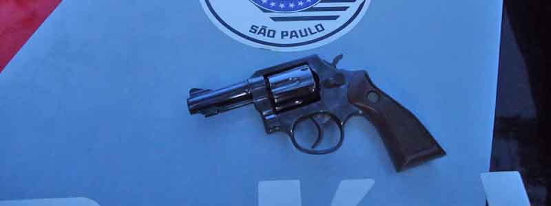 Após denúncia de enteada, padrasto é detido por porte ilegal de arma