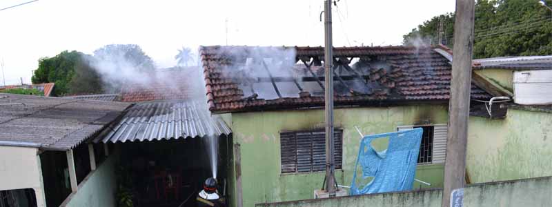 Incêndio destrói casa na Vila Gammon