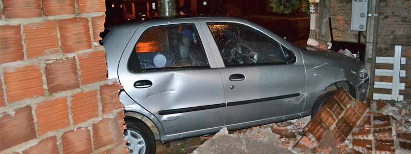 Motorista perde controle da direção e colide contra muro