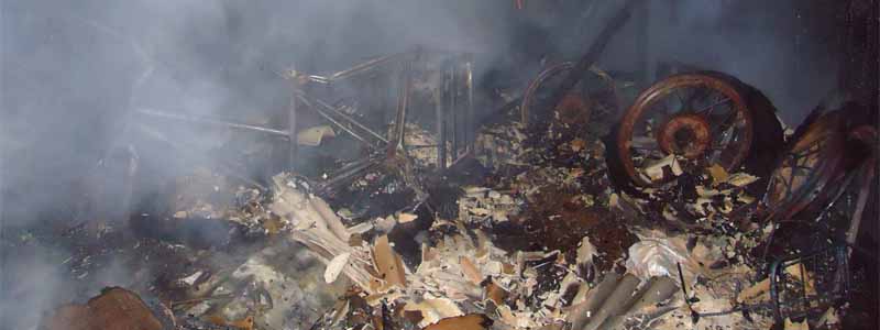 Usuário de drogas tem casa totalmente destruída pelo fogo