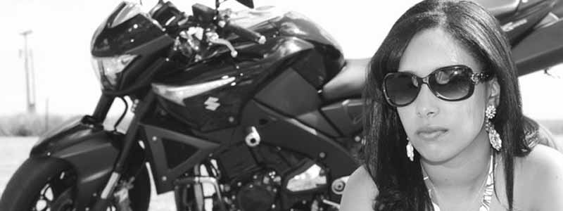 Naiara Rocha posa para os cliques da Teen ao lado de belas máquinas de duas rodas