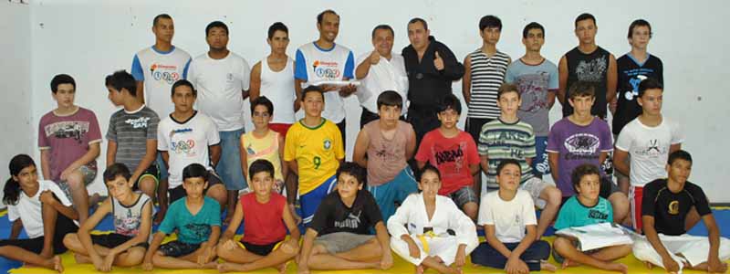 Alunos do projeto “Alunos hoje, atletas amanhã” recebem uniformes para treino