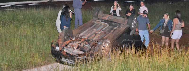 Paraguaçuense perde controle da direção e capota veículo no trevo que liga Paraguaçu à Borá