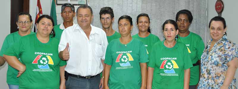 Prefeito firma convênio com a Cooperativa Paraguaçuense de Catadores de Materiais Recicláveis