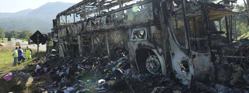 Ônibus com paraguaçuense pega fogo em Guaratuba e caminhão desgovernado quase causa tragédia