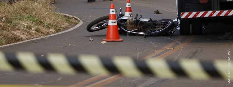 Motociclista pega no sono e bate moto contra caminhão em Assis
