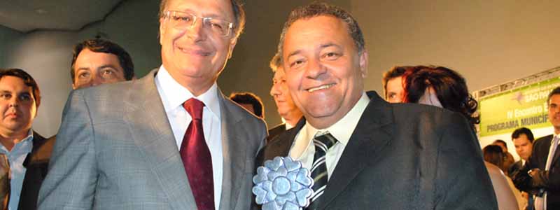 Governador Alckmin entrega ao Prefeito Ediney troféu Município Verde Azul
