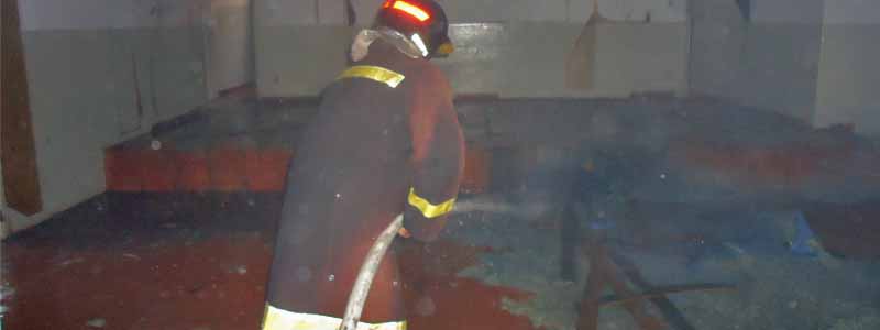 Corpo de Bombeiros apaga incêndio no antigo prédio da creche Arco-Íris