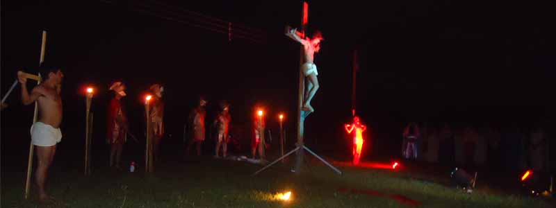 Paixão de Cristo é encenada na Associação Água Viva e reúne mais de 300 pessoas