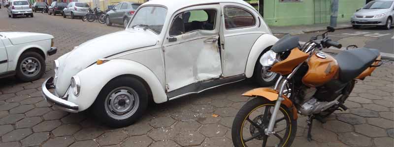 Motorista não obedece sinalização e colide contra moto no centro da cidade