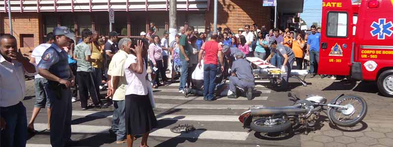 Populares se aglomeram para ver acidente no centro da cidade