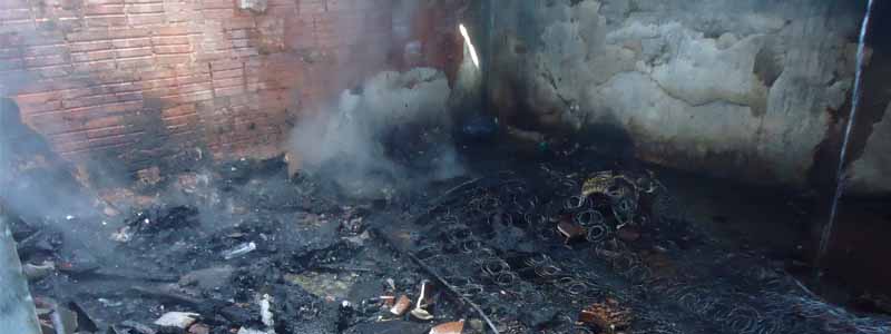 Casa pega fogo e morador é encontrado desacordado no local