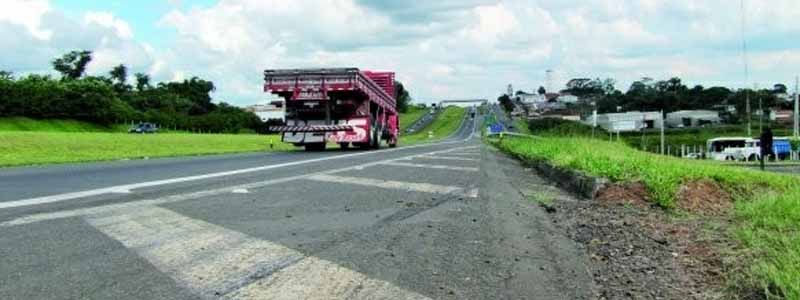 Veículo atinge carga na pista e cinco ficam feridos