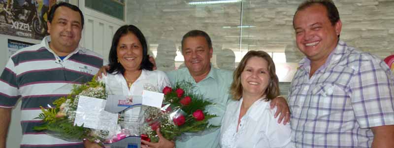 Prefeito Ediney visita funcionária e entrega homenagem pelo Dia do Trabalhador