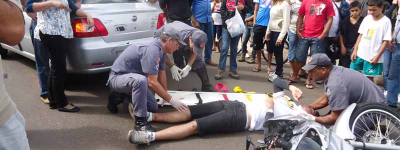 Motociclista fica ferido ao colidir na traseira de veículo
