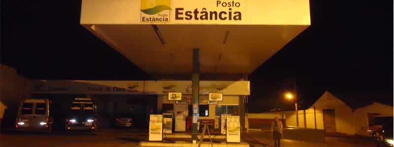 Homem encapuzado rende funcionários e assalta posto de combustíveis