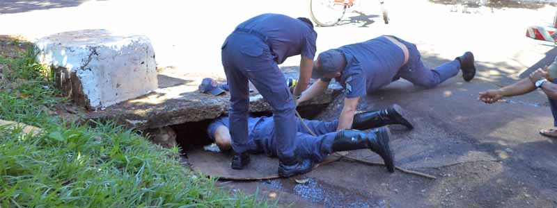 Cão cai em bueiro e é resgatado pelo Corpo de Bombeiros