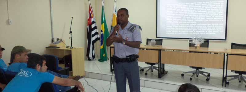 Policial Militar ministra palestra sobre drogas e alcoolismo na Etec