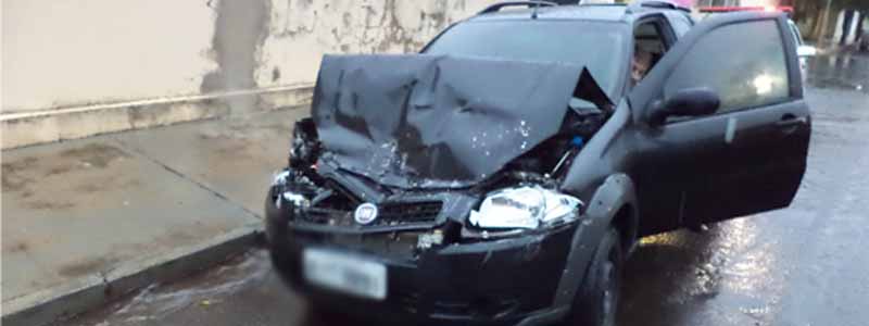 Pick-up tem a frente destruída após colidir na traseira de ônibus