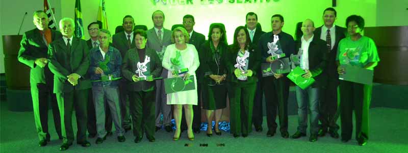 Em Sessão Solene, Câmara Municipal entrega prêmio aos Amigos do Meio Ambiente