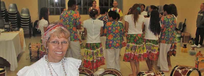 Maracatu de Paraguaçu participa de lançamento de livro em Assis