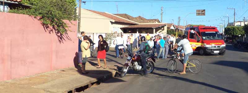 Motociclista não obedece sinalização, colide em Biz e evade do local sem prestar socorro