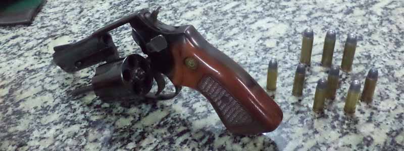 PM apreende arma de fogo com adolescente na Vila Nova