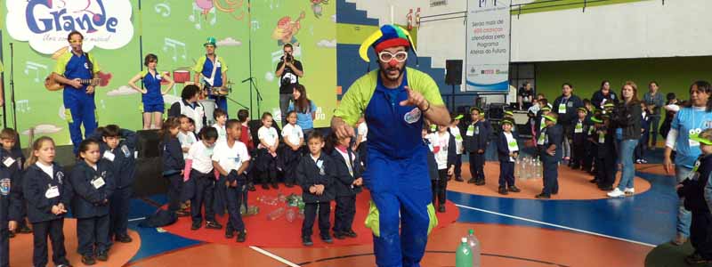 Crianças se divertem e aprendem em oficina educativa