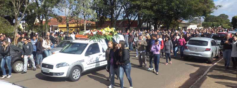Emoção e tristeza marcam despedida de paraguaçuenses vítimas de acidente