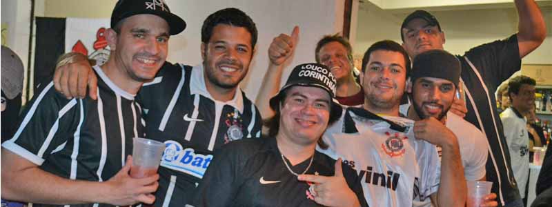 Em várias partes da cidade, corintianos comemoram a conquista do título