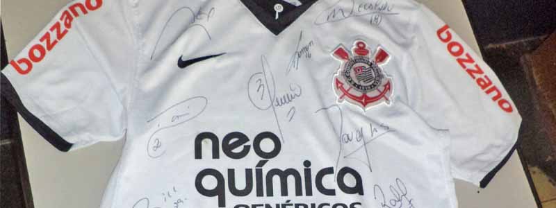 Camiseta do Corinthians autografada está sendo rifada em prol a Associação de Combate ao Câncer