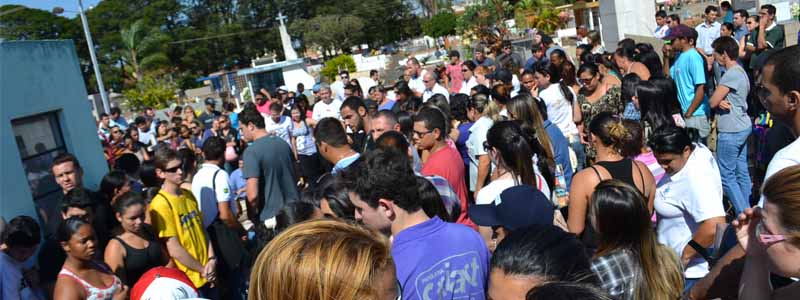 Centenas de pessoas marcaram presença na despedida do jovem Neto