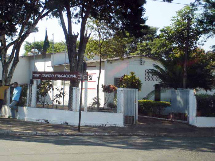 Pais dos alunos da escola Sidnei devem comparecer no antigo Sesi na próxima terça