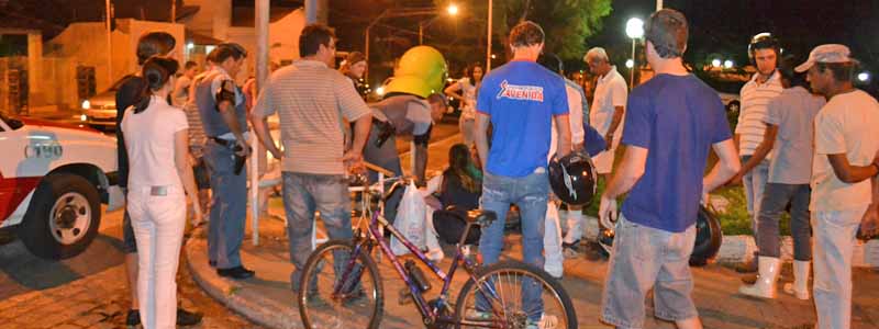 Motociclista fica ferido ao colidir contra veículo no centro da cidade