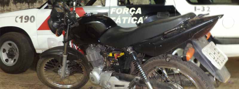 Moto com chassi raspado e sem lacre na placa é encontrada abandonada pela Força Tática