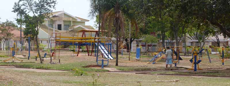 Após ser destruído por vândalos, parque infantil da Praça do Panambi é reformado
