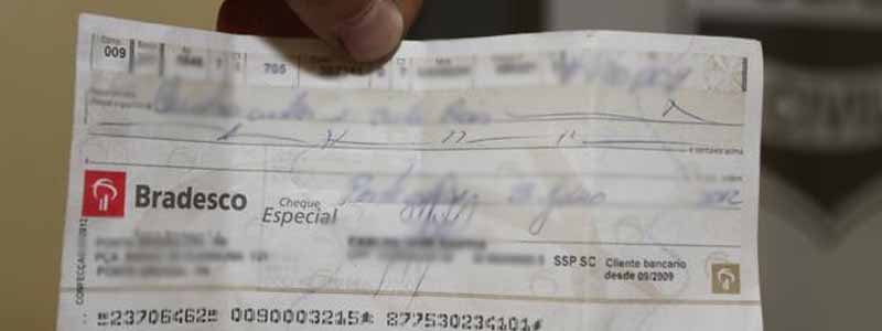 Mulher é presa após passar cheque furtado em loja