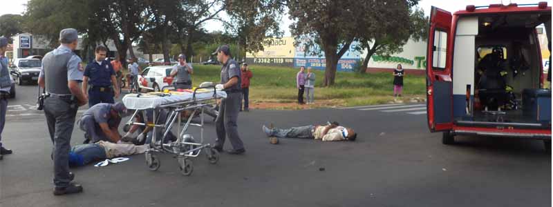 Motociclistas se chocam em cruzamento; dois ficam feridos