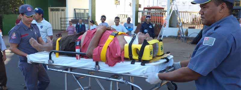 Ciclista fica ferido após ser colidido por moto na Avenida Siqueira Campos