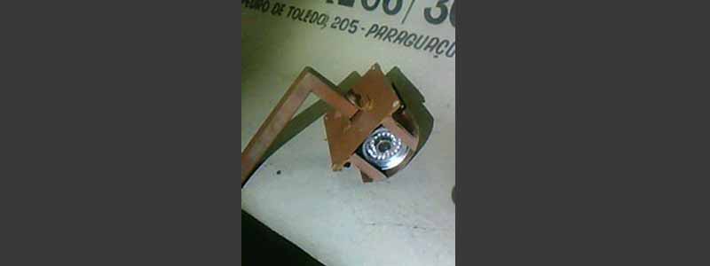 Jovens são detidos após serem flagrados furtando câmera de segurança