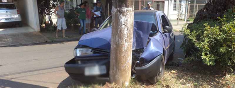 Motorista perde controle da direção e colide veículo contra poste