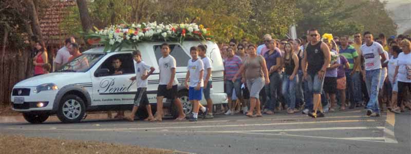 Corpo de Jean Adriano é sepultado e emoção toma conta dos familiares e amigos