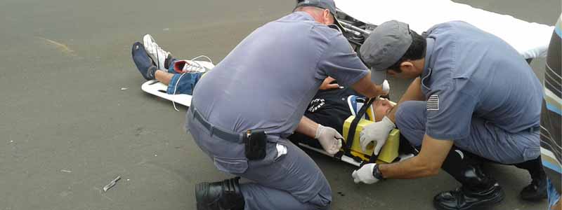 Colisão em cruzamento de ruas deixa motociclista ferido