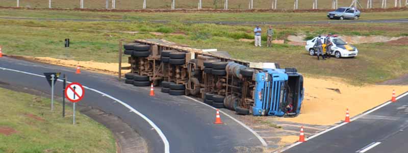 Carreta com quase quarenta toneladas de milho tomba na rodovia