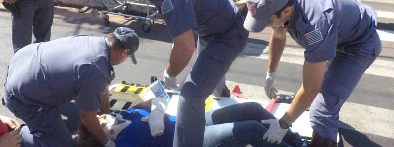 Motociclista fica ferida após colidir em traseira de veículo