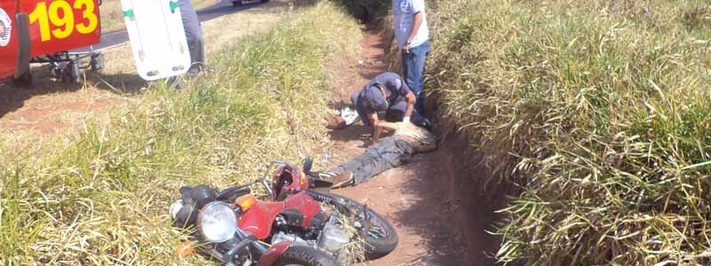 Motociclista sofre acidente e fica desacordado até a chegada do resgate