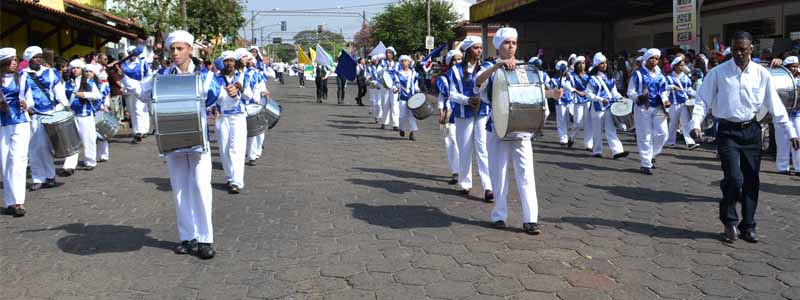 Desfile Cívico reuniu cerca de 40 entidades e milhares de pessoas na Avenida Paraguaçu